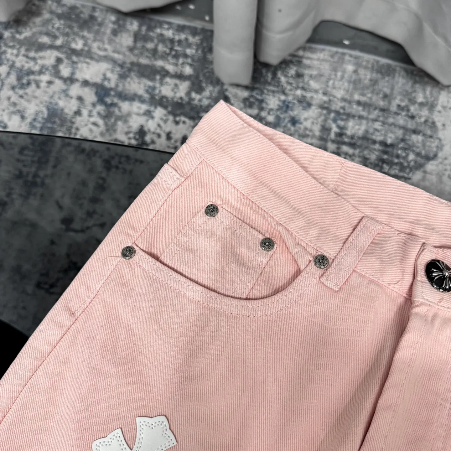 P260 Chrome hearts CH co-branded Drak Miami light pink jeans exude uninhibited personality and unique charm. Every wear and tear is carefully designed to present a unique artistic feel. Made of imported denim fabric, which has undergone heavy industrial washing and destruction treatment, the trousers show a super cool effect on the upper body, allowing you to dominate the fashion stage.  This is more than just a pair of jeans, it is an expression of attitude. With its unique design concept and ultimate pursuit of details, Croxin breaks traditional boundaries and defines the jeans trend in the new era. The trousers are made of double-layer woven fabric with customized hardware. Italian-made special cowhide is printed and cut. Custom-made sheepskin three-layer thick-line leather. The whole body is spliced ​​in heavy water washing. Craftsmen hand-splash ink. You can see the details. Three-dimensional cutting version. Loose and comfortable, not flattering. Makes taller and slimmer. Factory Seiko. Original quality control. Same style for men and women. Can be matched with couples. Versatile recommendation. Must-have jeans for all seasons. Color: light pink. Size: 28-30-32-34.